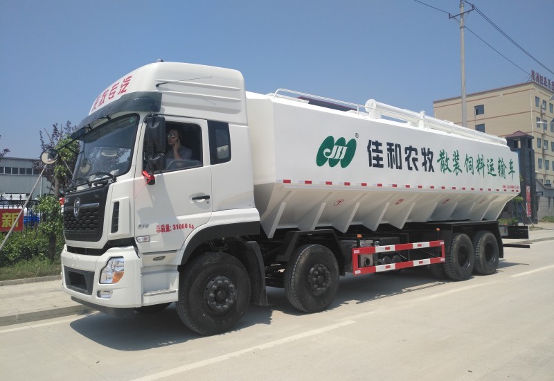 液壓散裝飼料車(chē)是怎么操作的？要注意哪些事項(xiàng)？